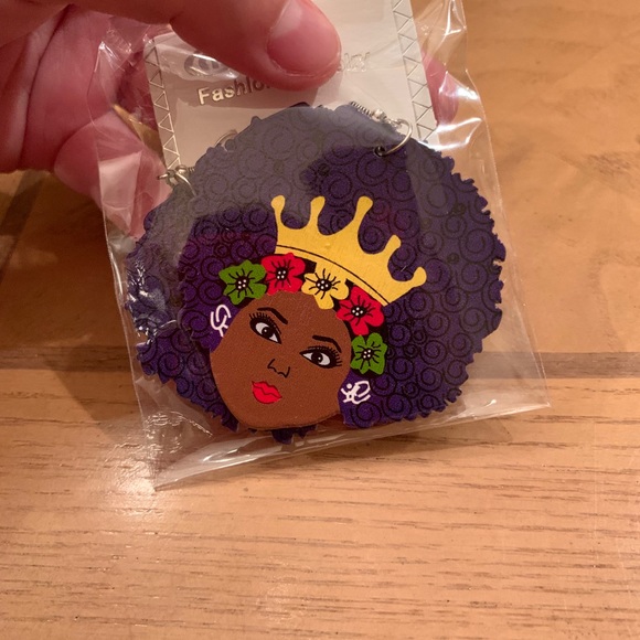 Beautiful wooden African Queen Earrings - Picture 4 of 7